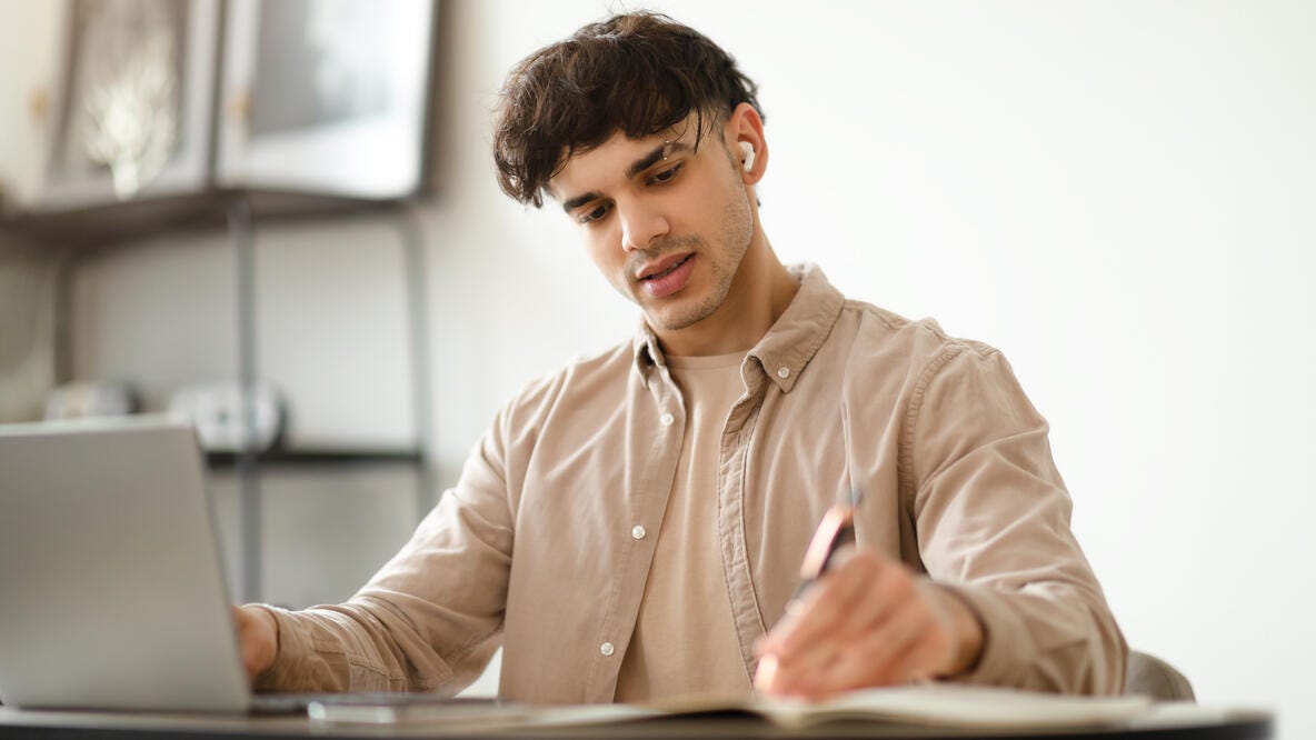 Joven adulta haciendo anotaciones en un cuaderno